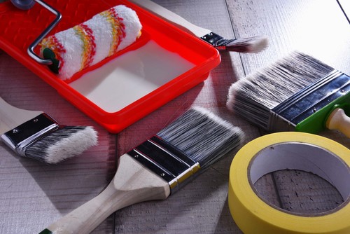 Jak połączyć farbę z tapetą? Inspiracje i wskaz&oacute;wki krok po kroku